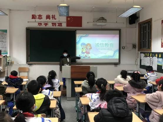 房间里的一群小孩
描述已自动生成